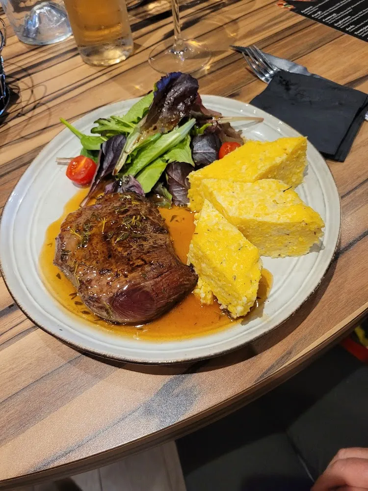 Pavé D Agneau Au Thym Et Miel Servi Avec Polenta